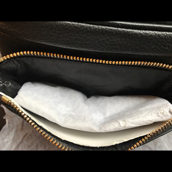 Michael Kors Slater Sling Black Pack Messenger - Picture 10 of 11